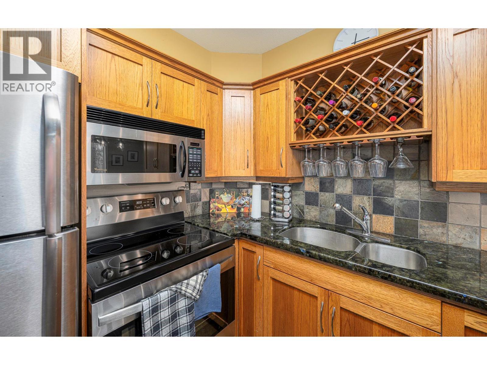 225 Kettleview Road Unit# 102, Big White, BC - Indoor Photo Showing Kitchen With Double Sink