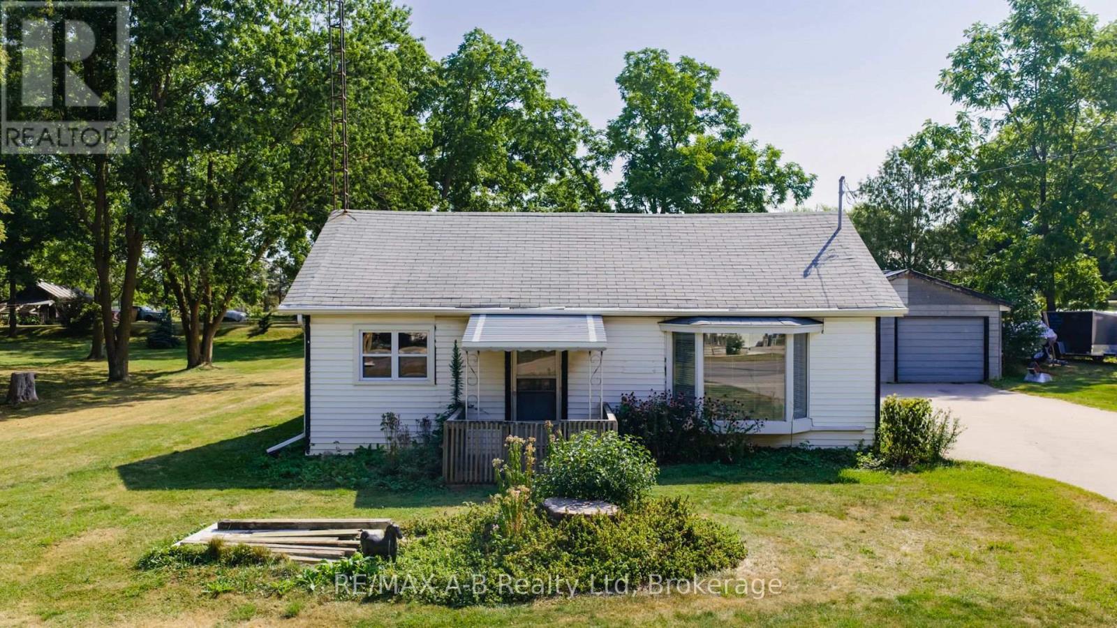 34338 Denfield Road, Lucan Biddulph (Clandeboye), ON - Outdoor