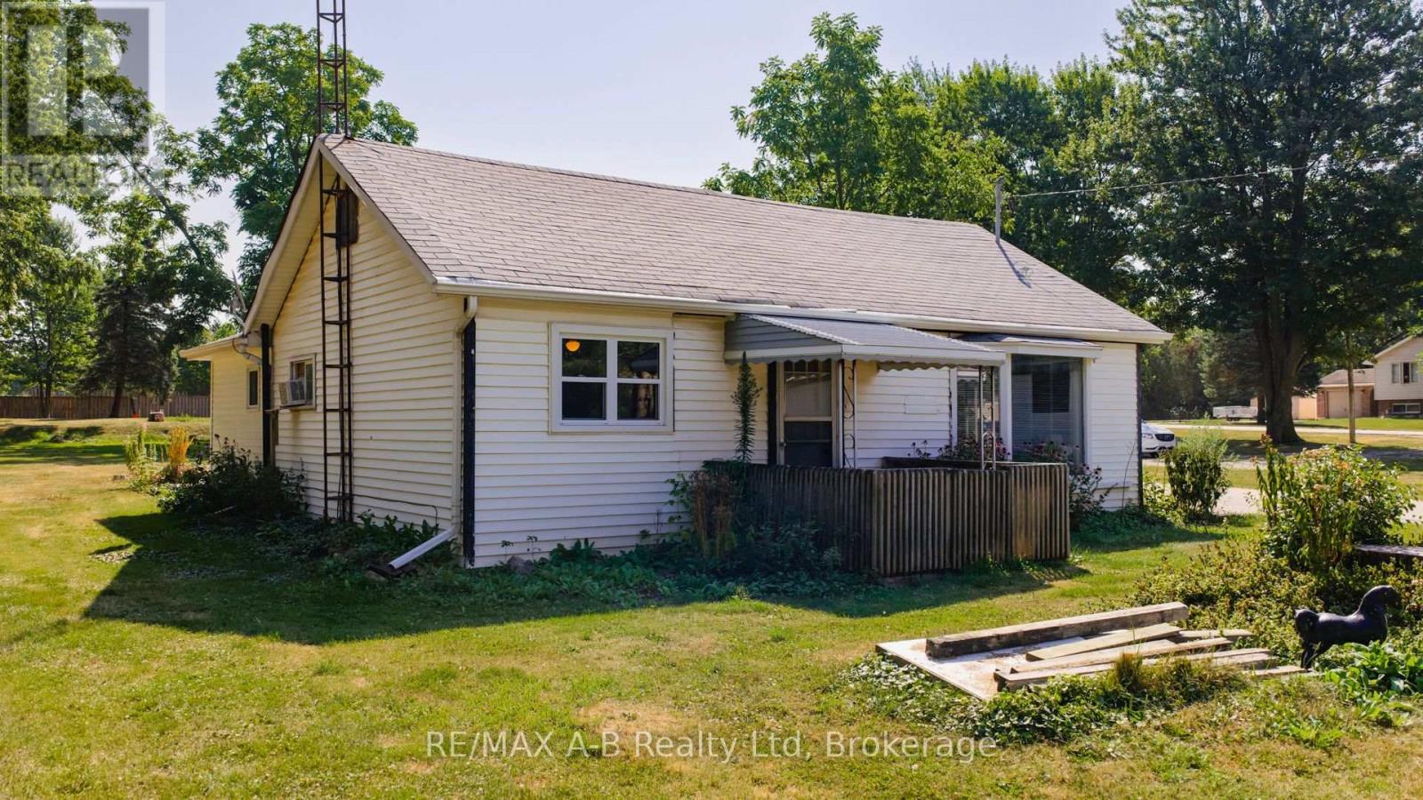 34338 Denfield Road, Lucan Biddulph (Clandeboye), ON - Outdoor