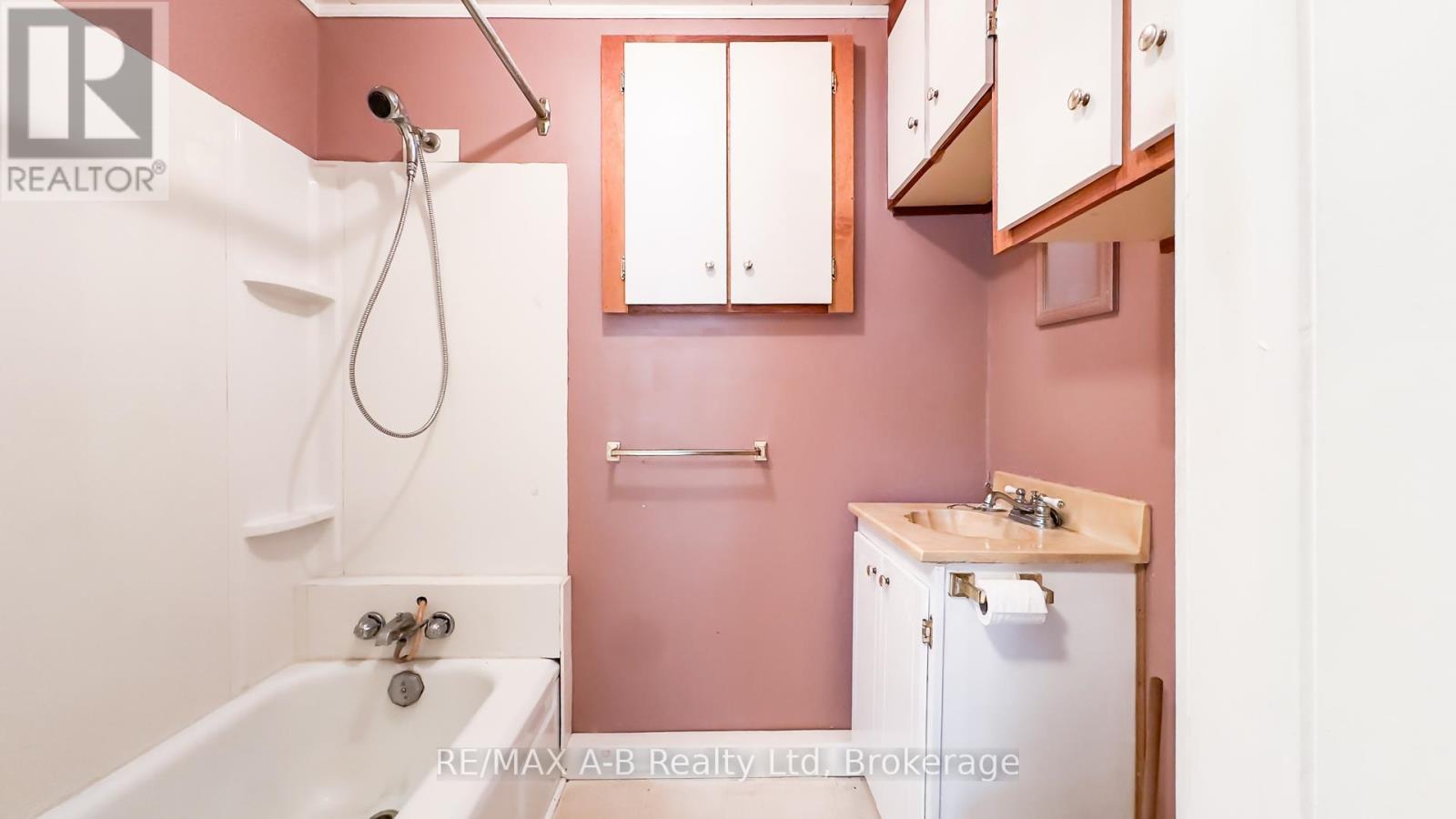 34338 Denfield Road, Lucan Biddulph (Clandeboye), ON - Indoor Photo Showing Bathroom