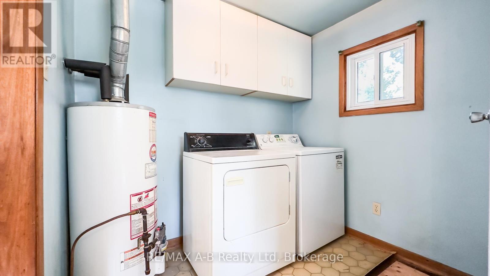 34338 Denfield Road, Lucan Biddulph (Clandeboye), ON - Indoor Photo Showing Laundry Room