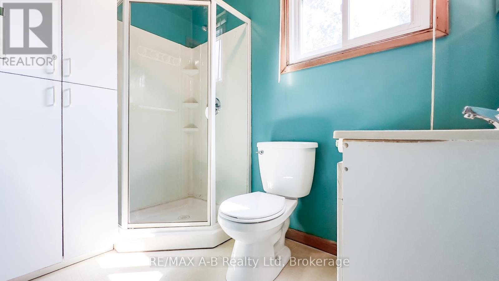 34338 Denfield Road, Lucan Biddulph (Clandeboye), ON - Indoor Photo Showing Bathroom