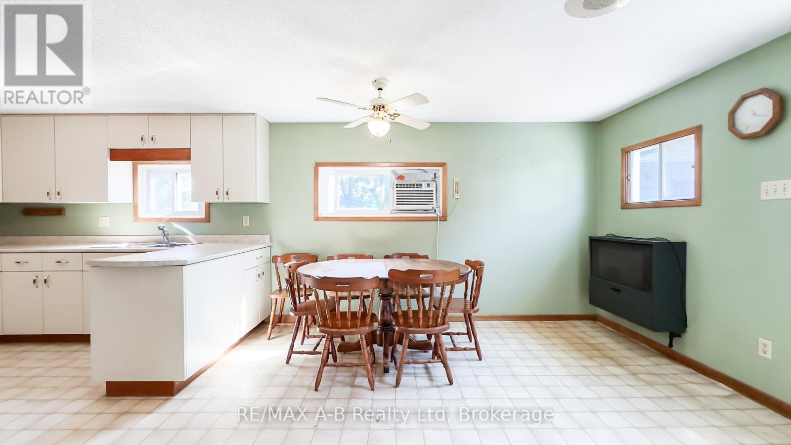 34338 Denfield Road, Lucan Biddulph (Clandeboye), ON - Indoor