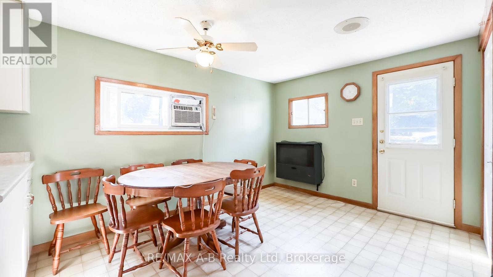 34338 Denfield Road, Lucan Biddulph (Clandeboye), ON - Indoor Photo Showing Dining Room