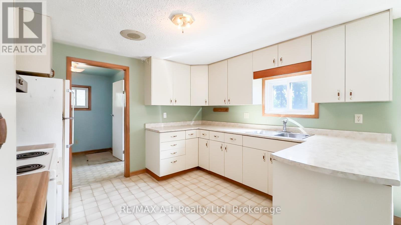 34338 Denfield Road, Lucan Biddulph (Clandeboye), ON - Indoor Photo Showing Kitchen