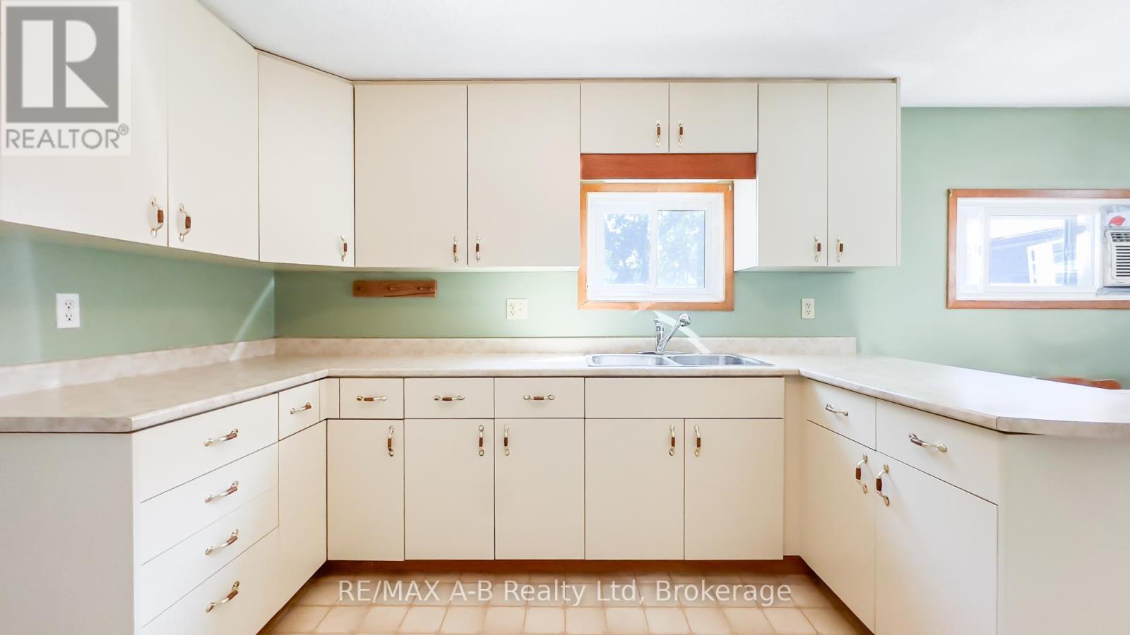 34338 Denfield Road, Lucan Biddulph (Clandeboye), ON - Indoor Photo Showing Kitchen With Double Sink
