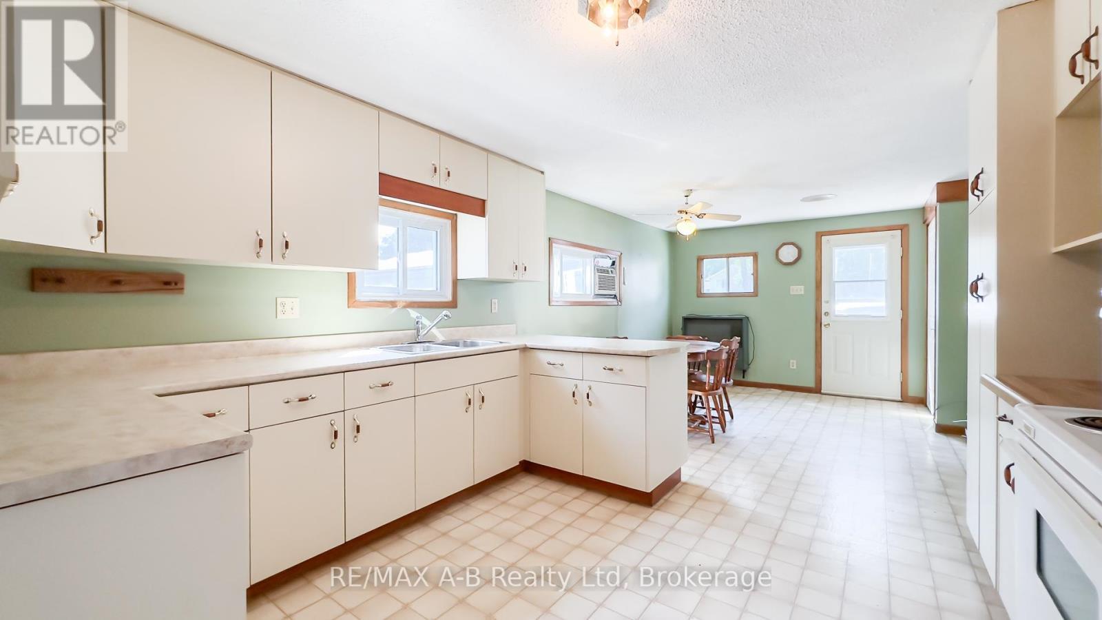 34338 Denfield Road, Lucan Biddulph (Clandeboye), ON - Indoor Photo Showing Kitchen
