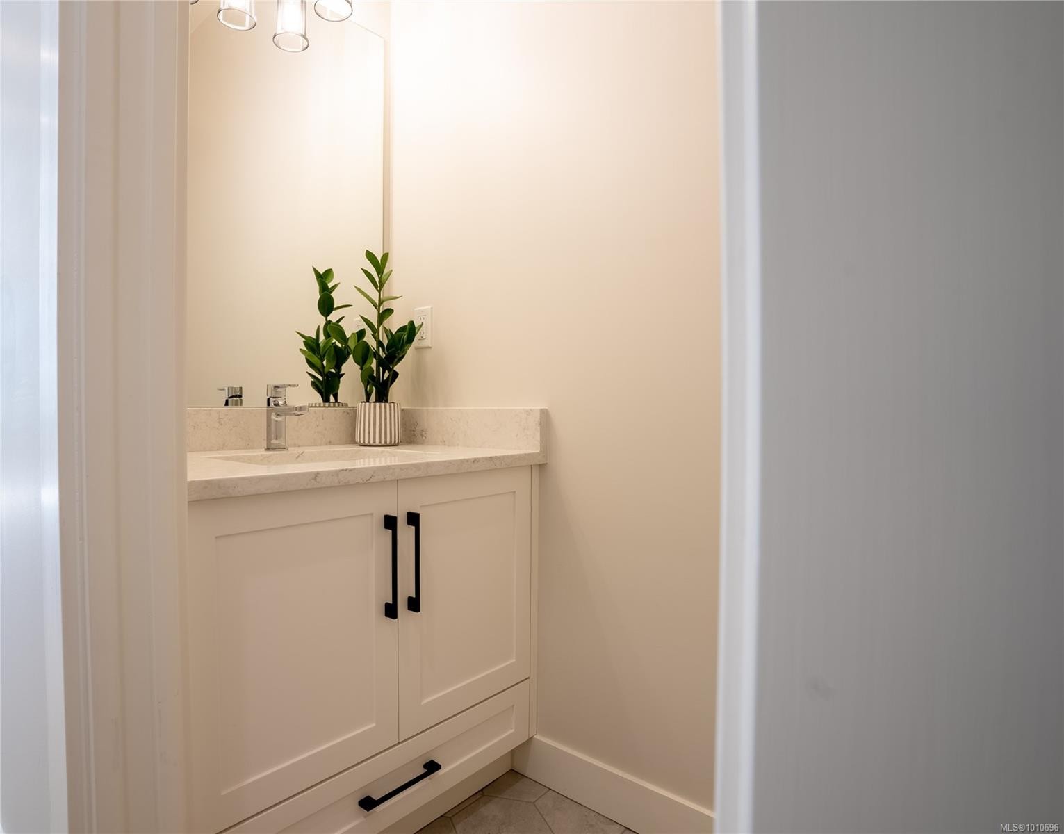 1536 Marble Pl, Langford, BC - Indoor Photo Showing Bathroom