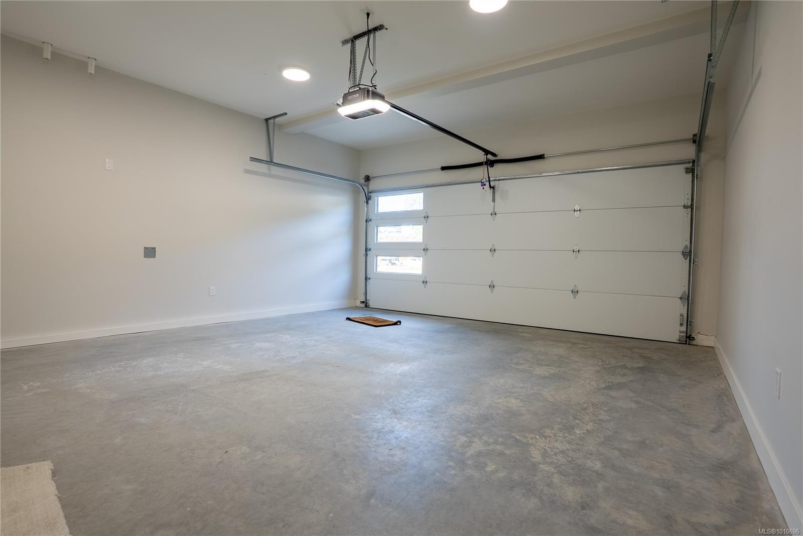1536 Marble Pl, Langford, BC - Indoor Photo Showing Garage