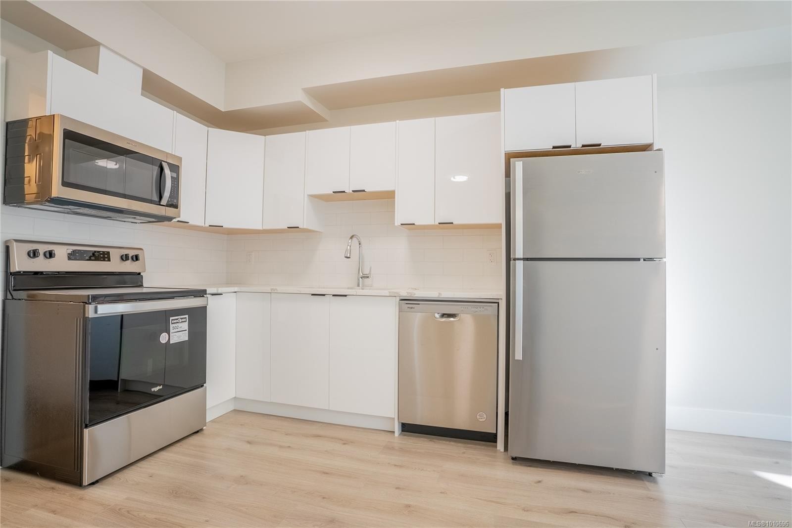 1536 Marble Pl, Langford, BC - Indoor Photo Showing Kitchen