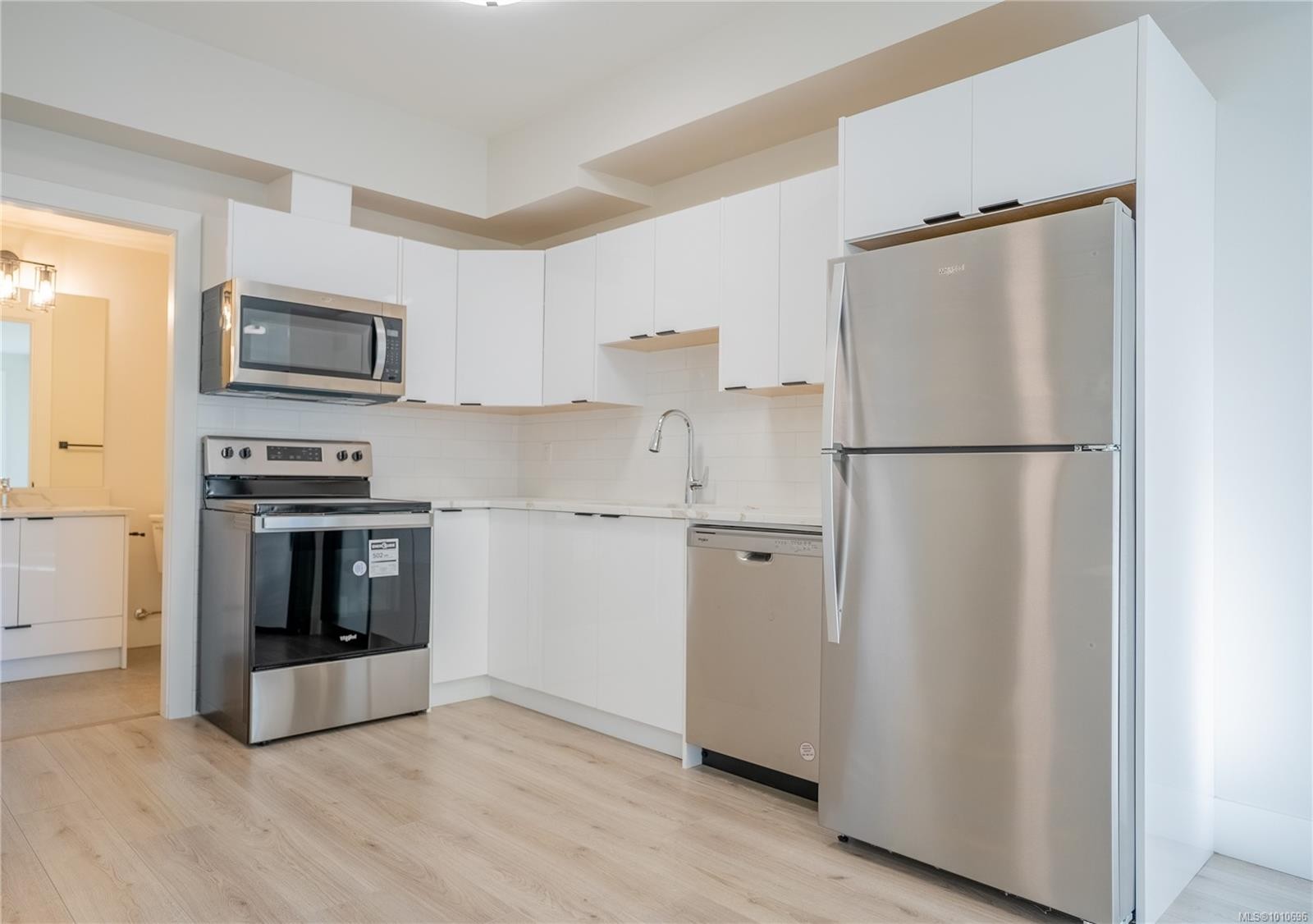 1536 Marble Pl, Langford, BC - Indoor Photo Showing Kitchen