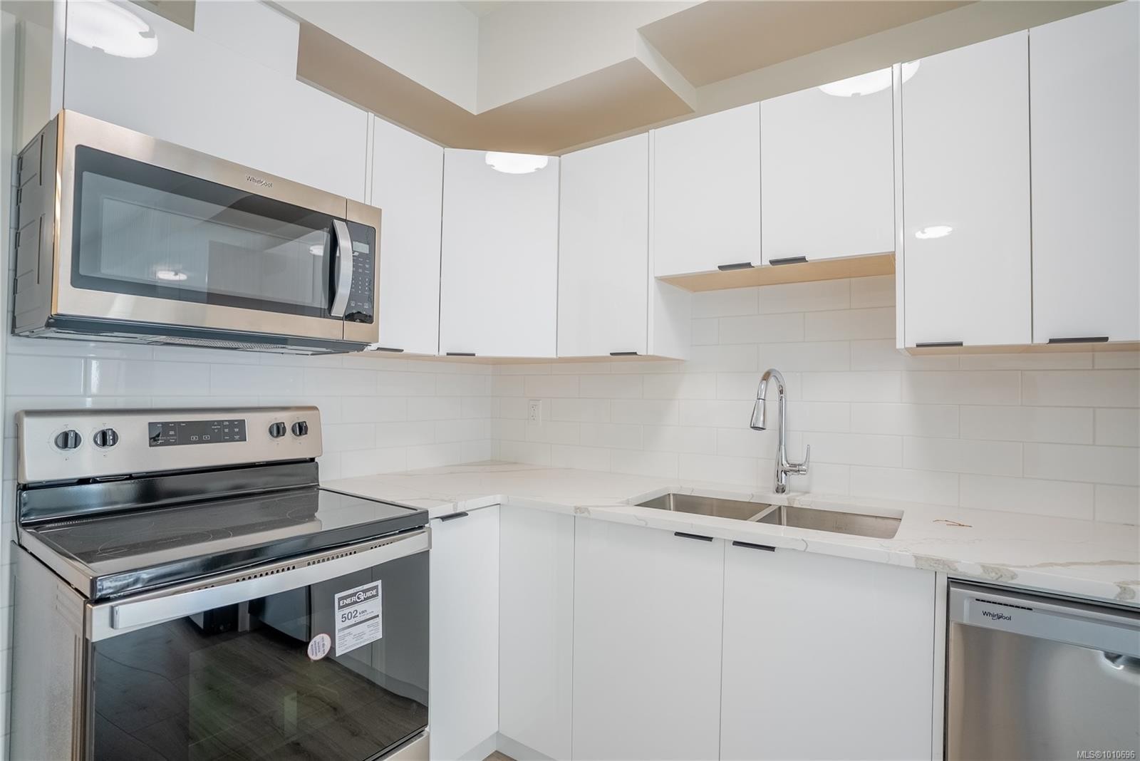 1536 Marble Pl, Langford, BC - Indoor Photo Showing Kitchen With Double Sink With Upgraded Kitchen