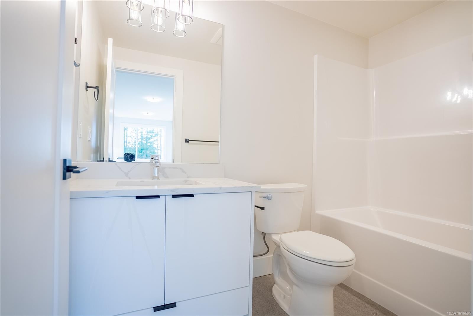 1536 Marble Pl, Langford, BC - Indoor Photo Showing Bathroom