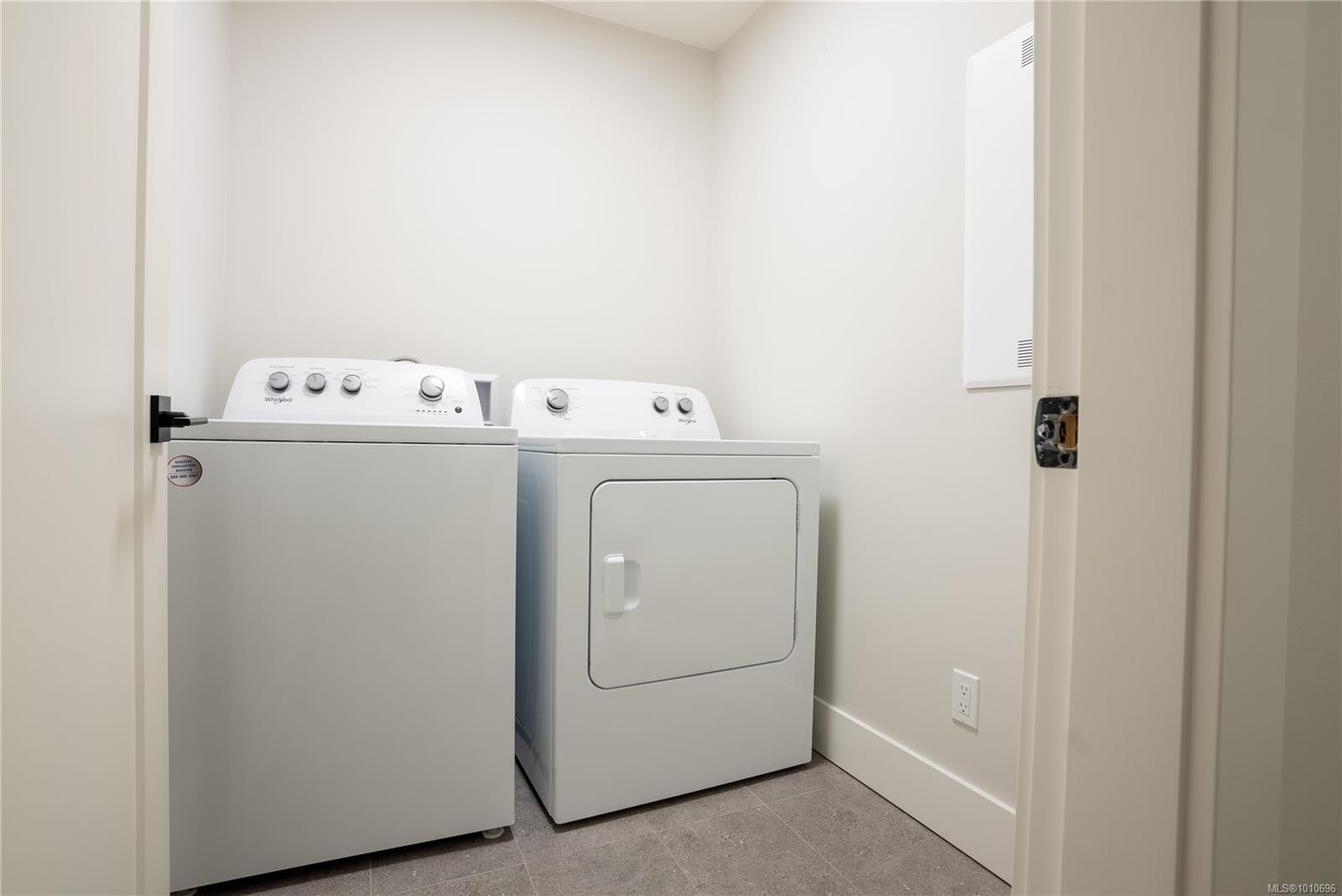 1536 Marble Pl, Langford, BC - Indoor Photo Showing Laundry Room