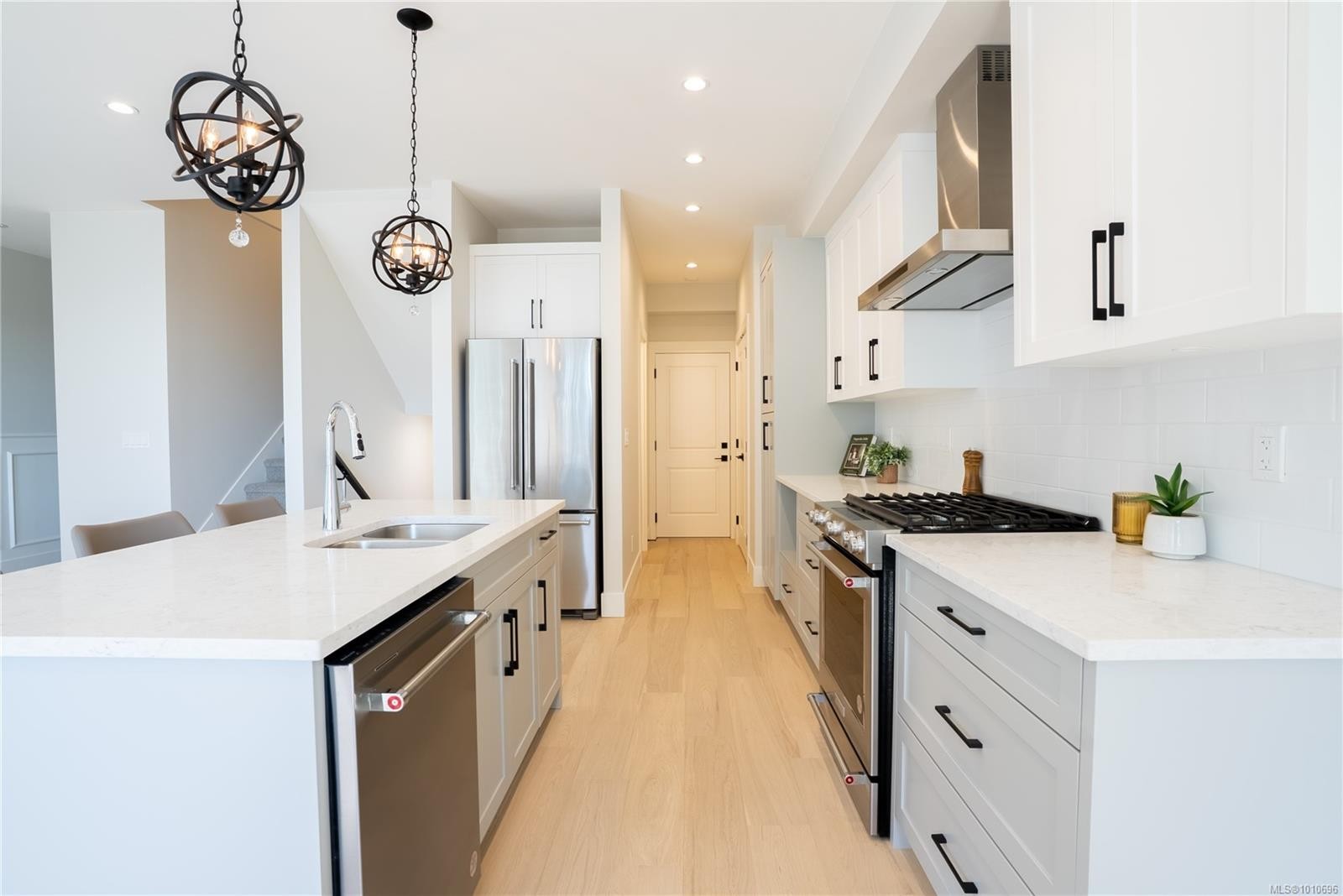 1536 Marble Pl, Langford, BC - Indoor Photo Showing Kitchen With Upgraded Kitchen