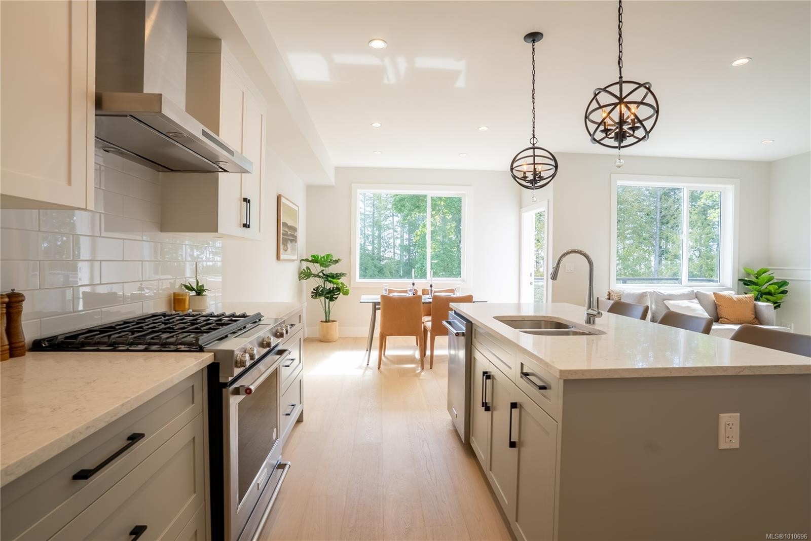 1536 Marble Pl, Langford, BC - Indoor Photo Showing Kitchen With Double Sink With Upgraded Kitchen