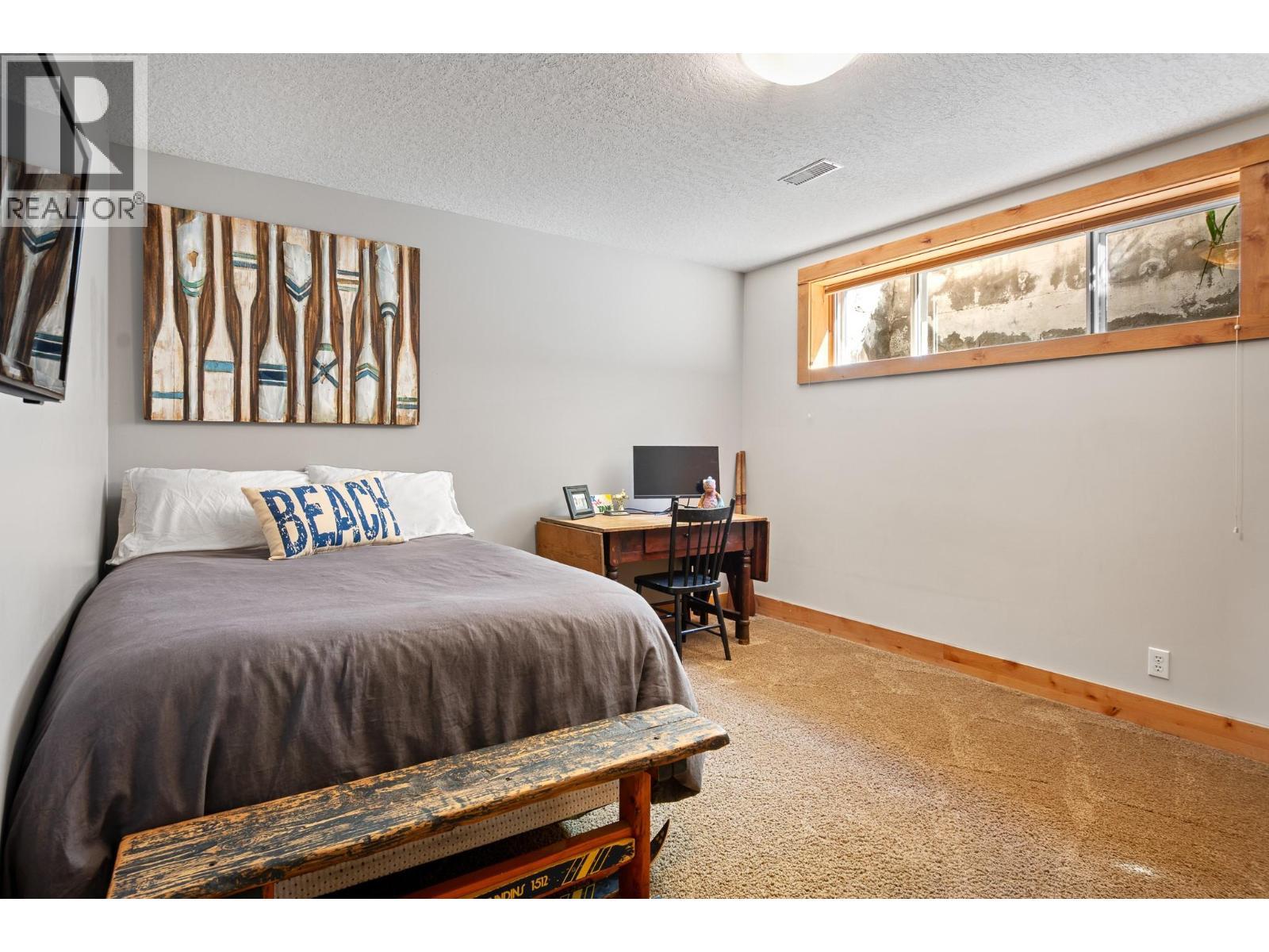 138 Devon Drive, Okanagan Falls, BC - Indoor Photo Showing Bedroom