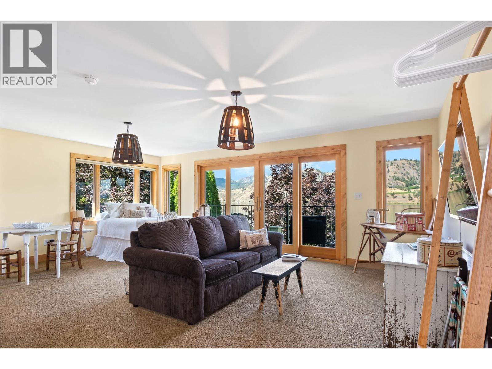 138 Devon Drive, Okanagan Falls, BC - Indoor Photo Showing Living Room
