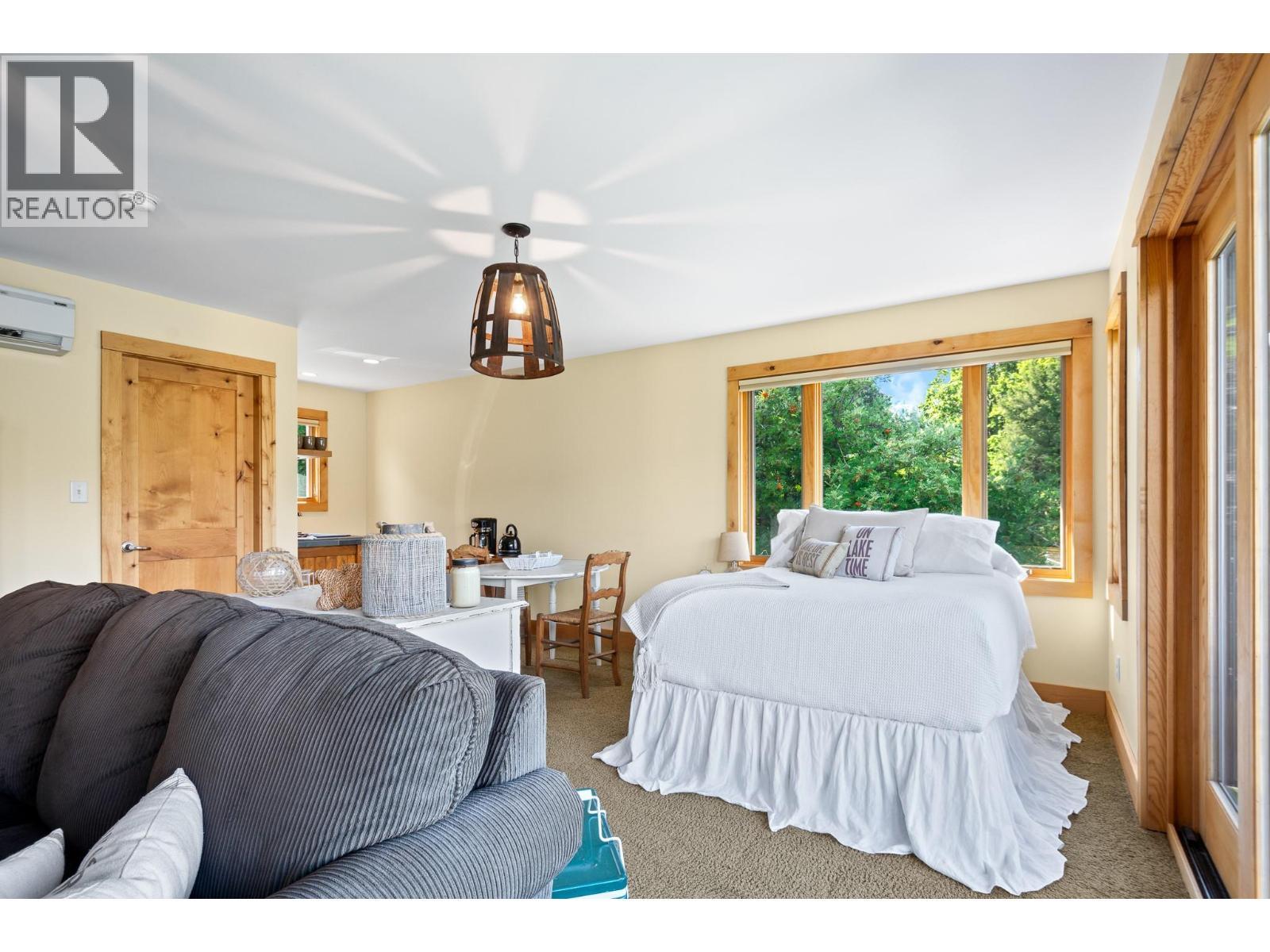 138 Devon Drive, Okanagan Falls, BC - Indoor Photo Showing Bedroom