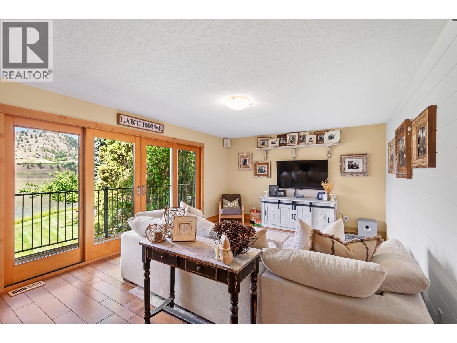 138 Devon Drive, Okanagan Falls, BC - Indoor Photo Showing Living Room
