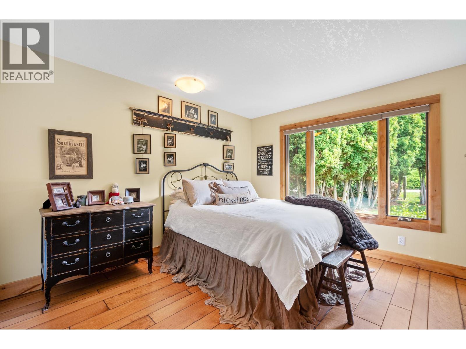 138 Devon Drive, Okanagan Falls, BC - Indoor Photo Showing Bedroom