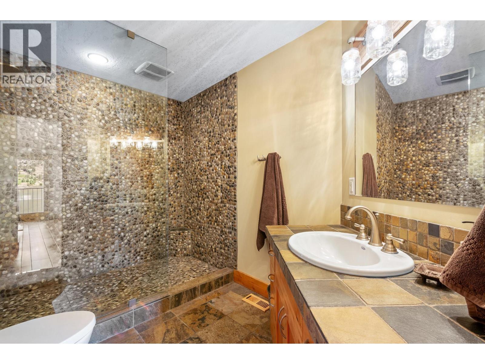 138 Devon Drive, Okanagan Falls, BC - Indoor Photo Showing Bathroom