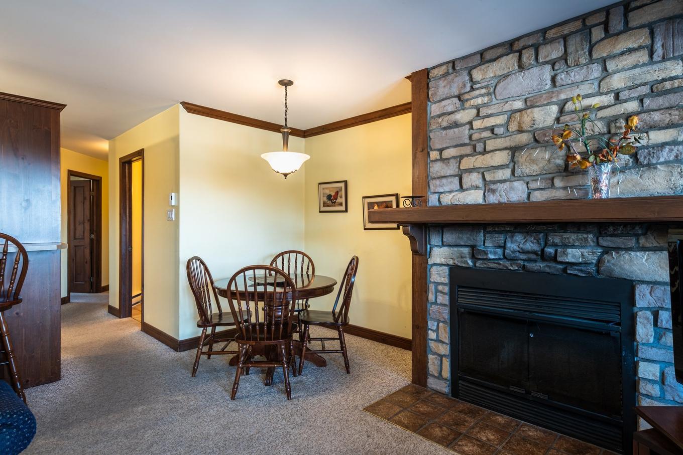 Salle à manger - 3-166 Rue Du Mont-Plaisant, Mont-Tremblant, QC - Indoor With Fireplace