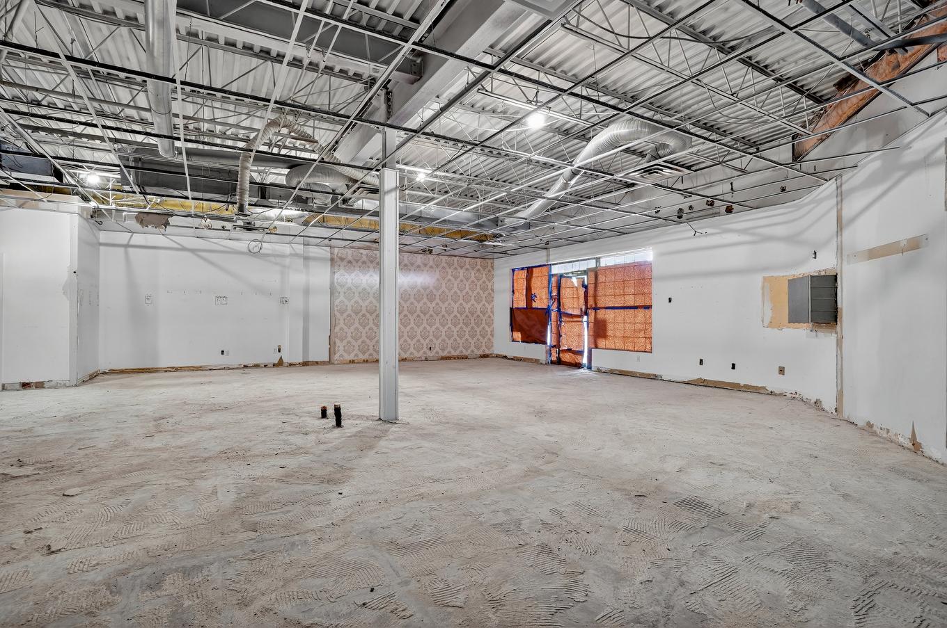 Commerce - 613 Rue Principale, Laval (Sainte-Dorothée), QC - Indoor Photo Showing Garage