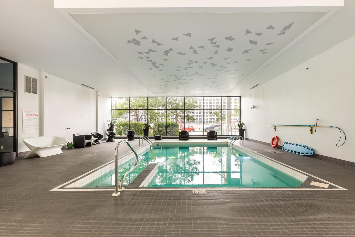 Piscine - 1205-1375 Rue Des Bassins, Montréal (Le Sud-Ouest), QC - Indoor Photo Showing Other Room With In Ground Pool