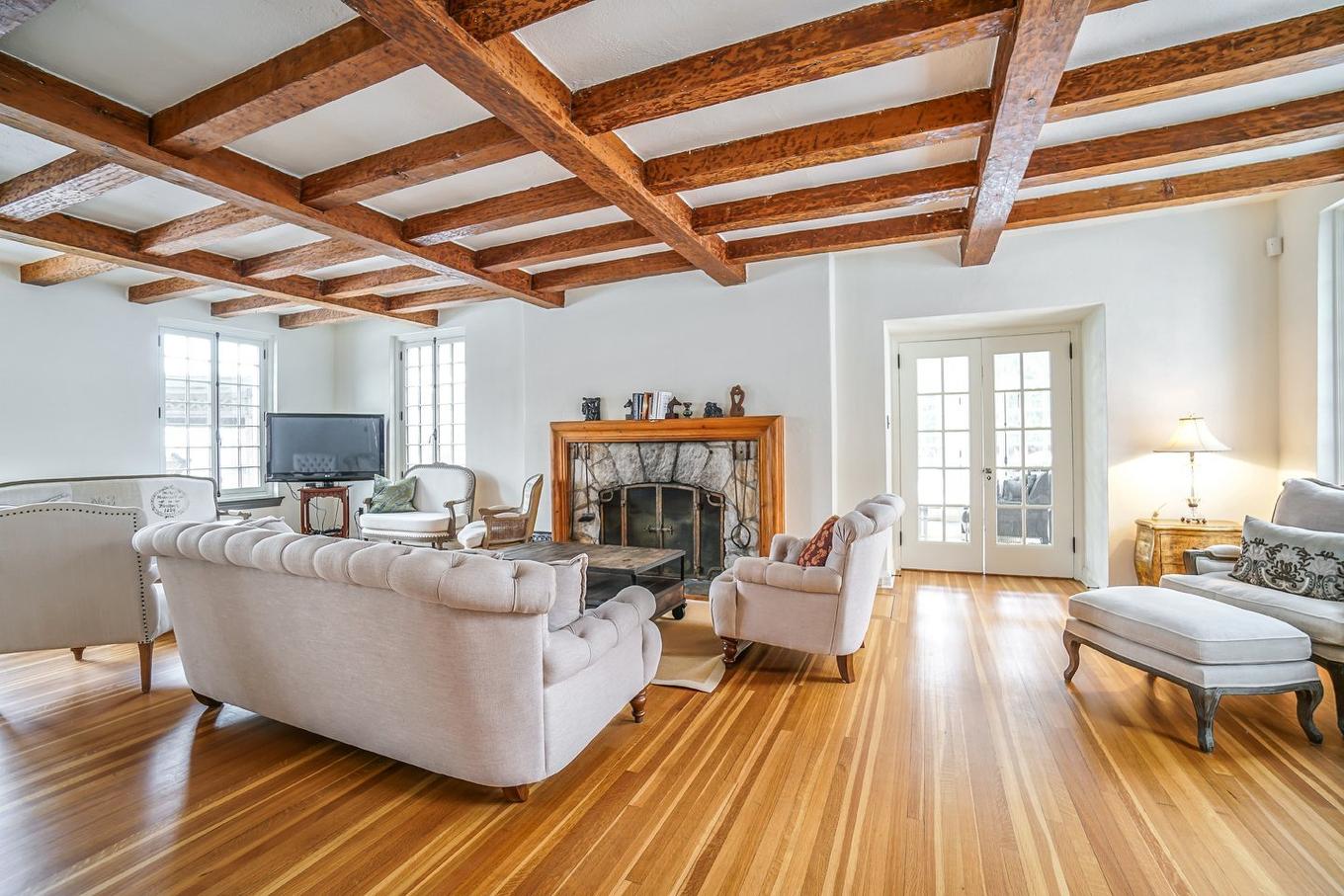 Living room - 1 Ch. De La Montagne, Saint-André-D'Argenteuil, QC - Indoor Photo Showing Living Room With Fireplace