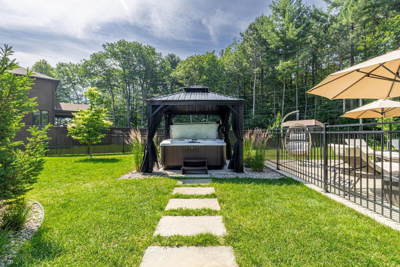 Spa - 81 Rue Rousseau, Sorel-Tracy, QC - Outdoor With Backyard