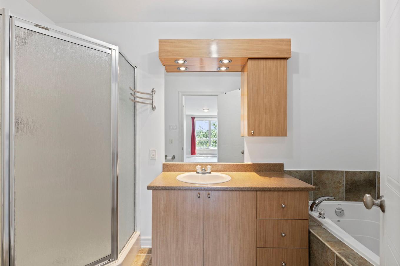 Salle de bains attenante à la CCP - 405-5220 Boul. Des Sources, Montréal (Pierrefonds-Roxboro), QC - Indoor Photo Showing Bathroom