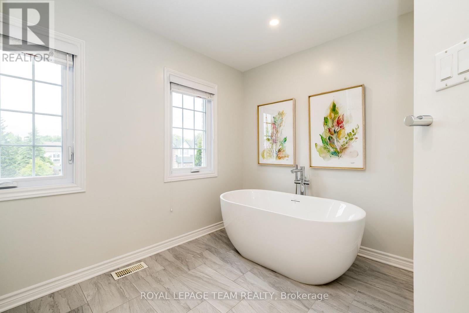 10 Beechgrove Gardens, Ottawa, ON - Indoor Photo Showing Bathroom