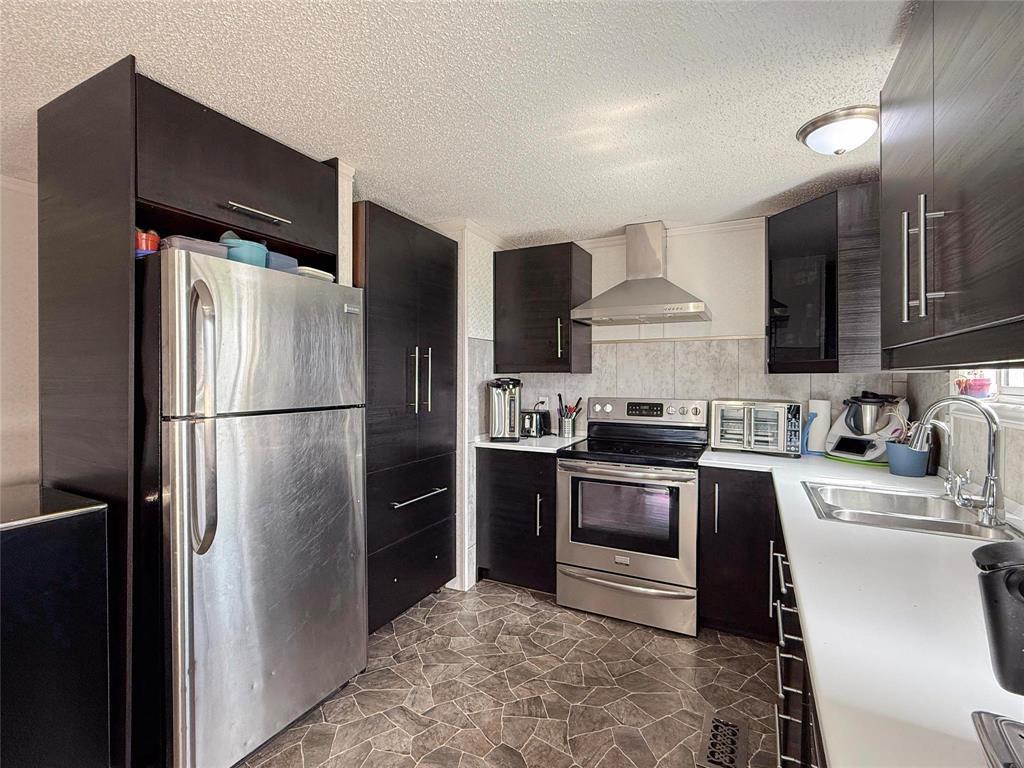 99 Curtis Road S, Brandon, MB - Indoor Photo Showing Kitchen With Double Sink