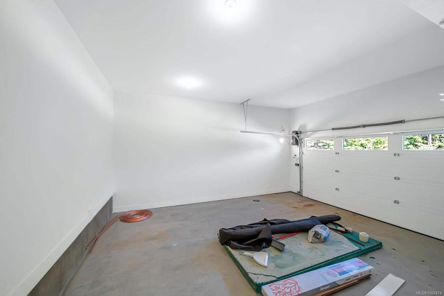 163 Hunter Way, Ladysmith, BC - Indoor Photo Showing Garage