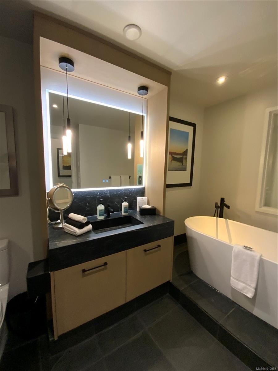 202-596 Marine Dr, Ucluelet, BC - Indoor Photo Showing Bathroom
