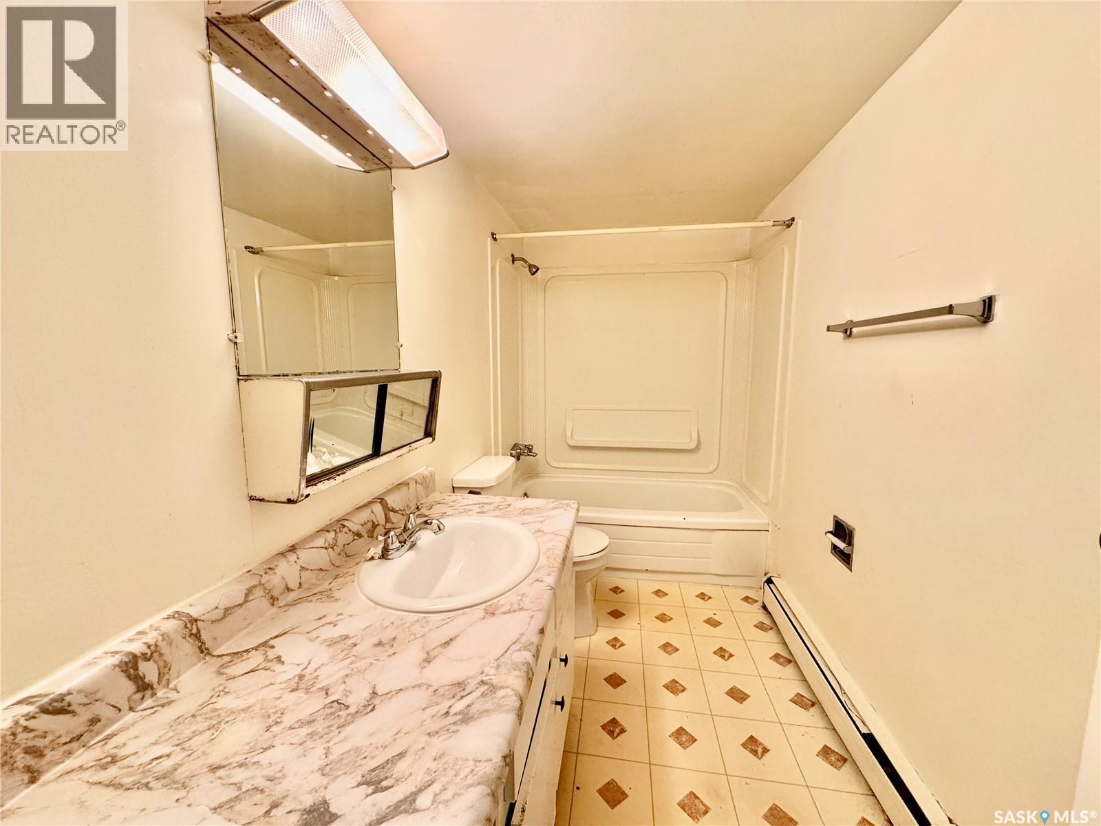 11 27 Centennial Street, Regina, SK - Indoor Photo Showing Bathroom