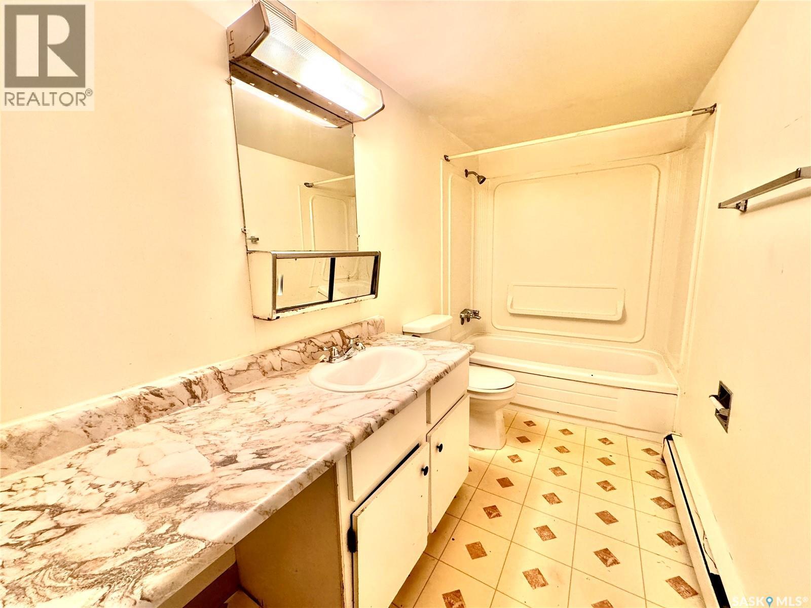 11 27 Centennial Street, Regina, SK - Indoor Photo Showing Bathroom