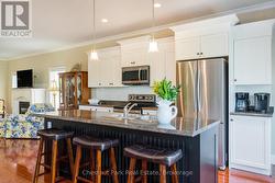 Centre island for breakfast and entertaining -