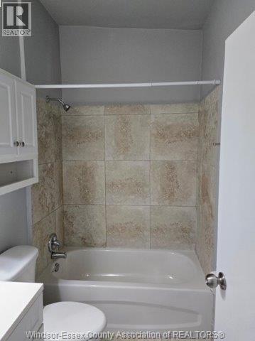 227 Lauzon Unit# 2, Windsor, ON - Indoor Photo Showing Bathroom