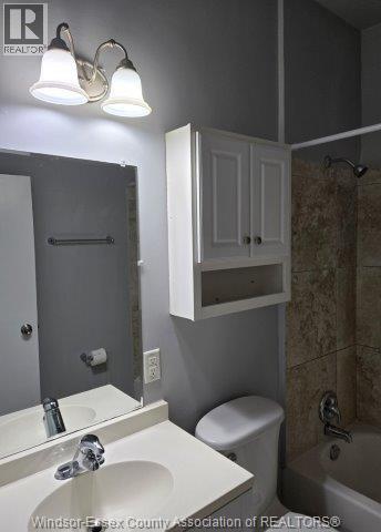 227 Lauzon Unit# 2, Windsor, ON - Indoor Photo Showing Bathroom