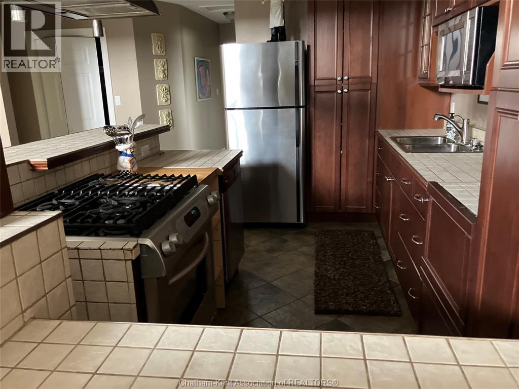 601 Grand Avenue East Unit# Upper, Chatham, ON - Indoor Photo Showing Kitchen With Double Sink