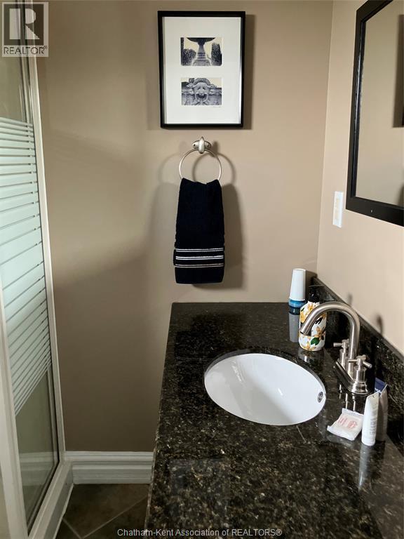 601 Grand Avenue East Unit# Upper, Chatham, ON - Indoor Photo Showing Bathroom
