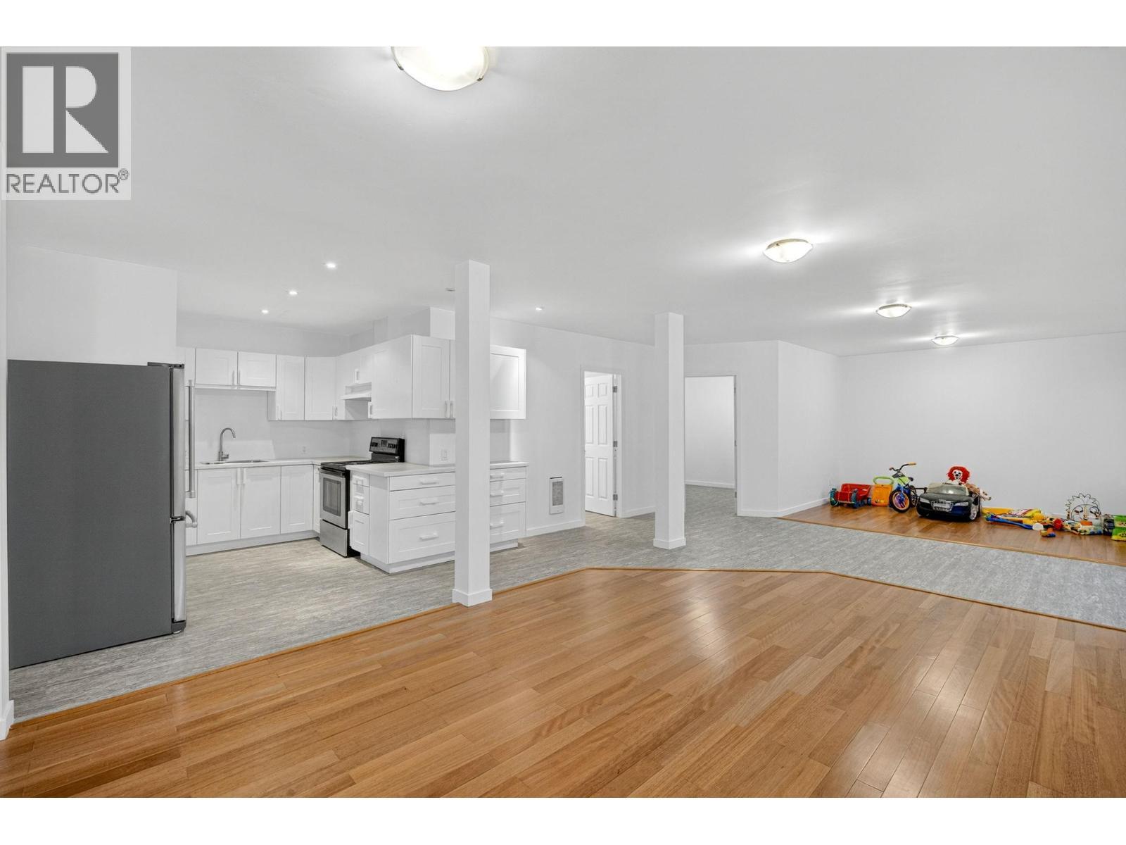 138 Saliken Drive, Penticton, BC - Indoor Photo Showing Kitchen