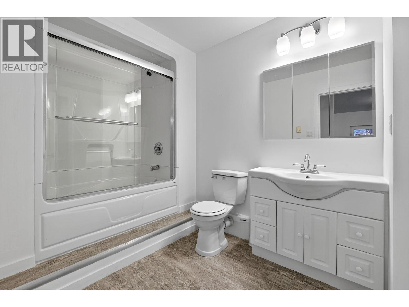 138 Saliken Drive, Penticton, BC - Indoor Photo Showing Bathroom
