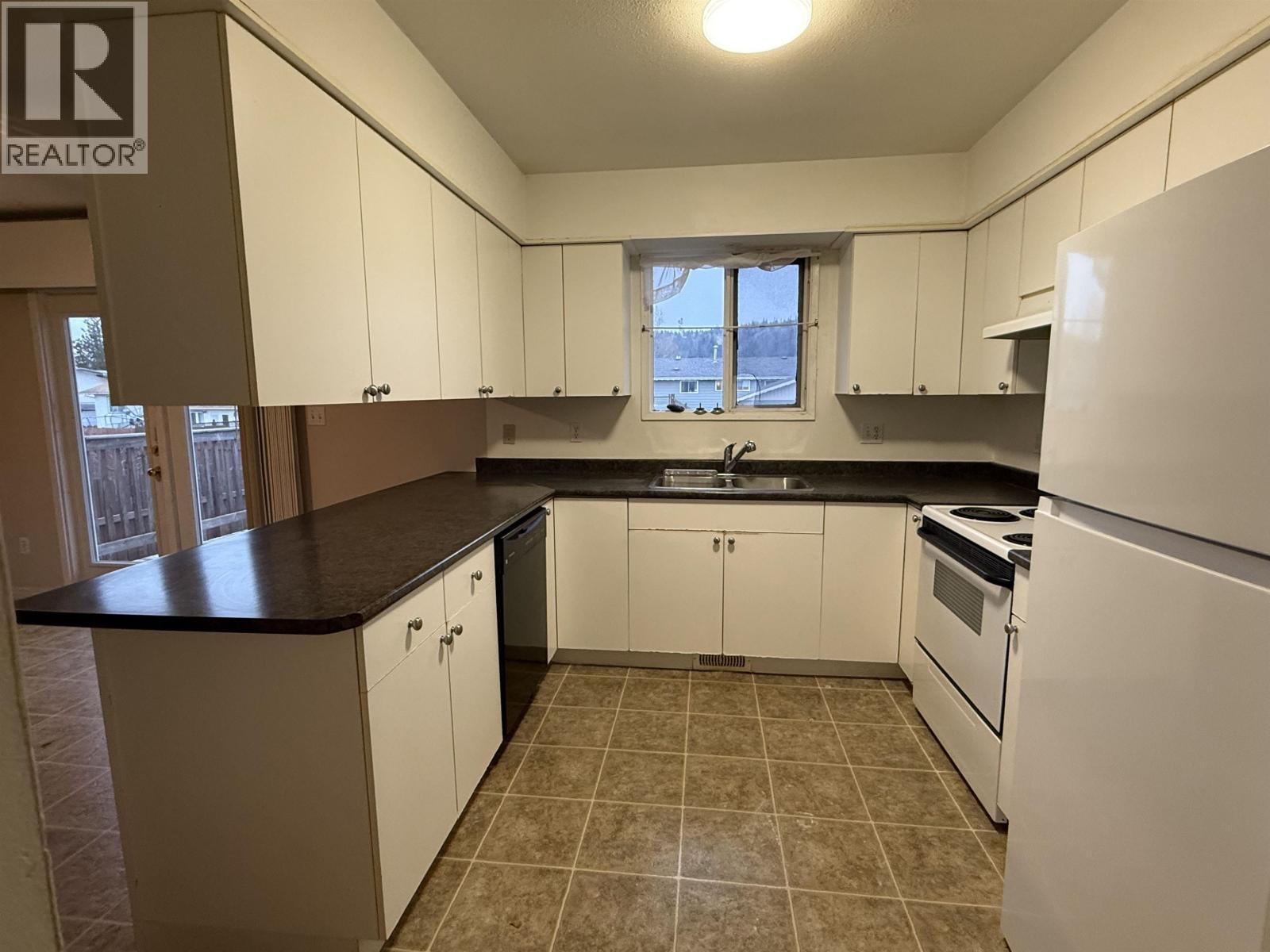 4565 1St Avenue, Prince George, BC - Indoor Photo Showing Kitchen With Double Sink