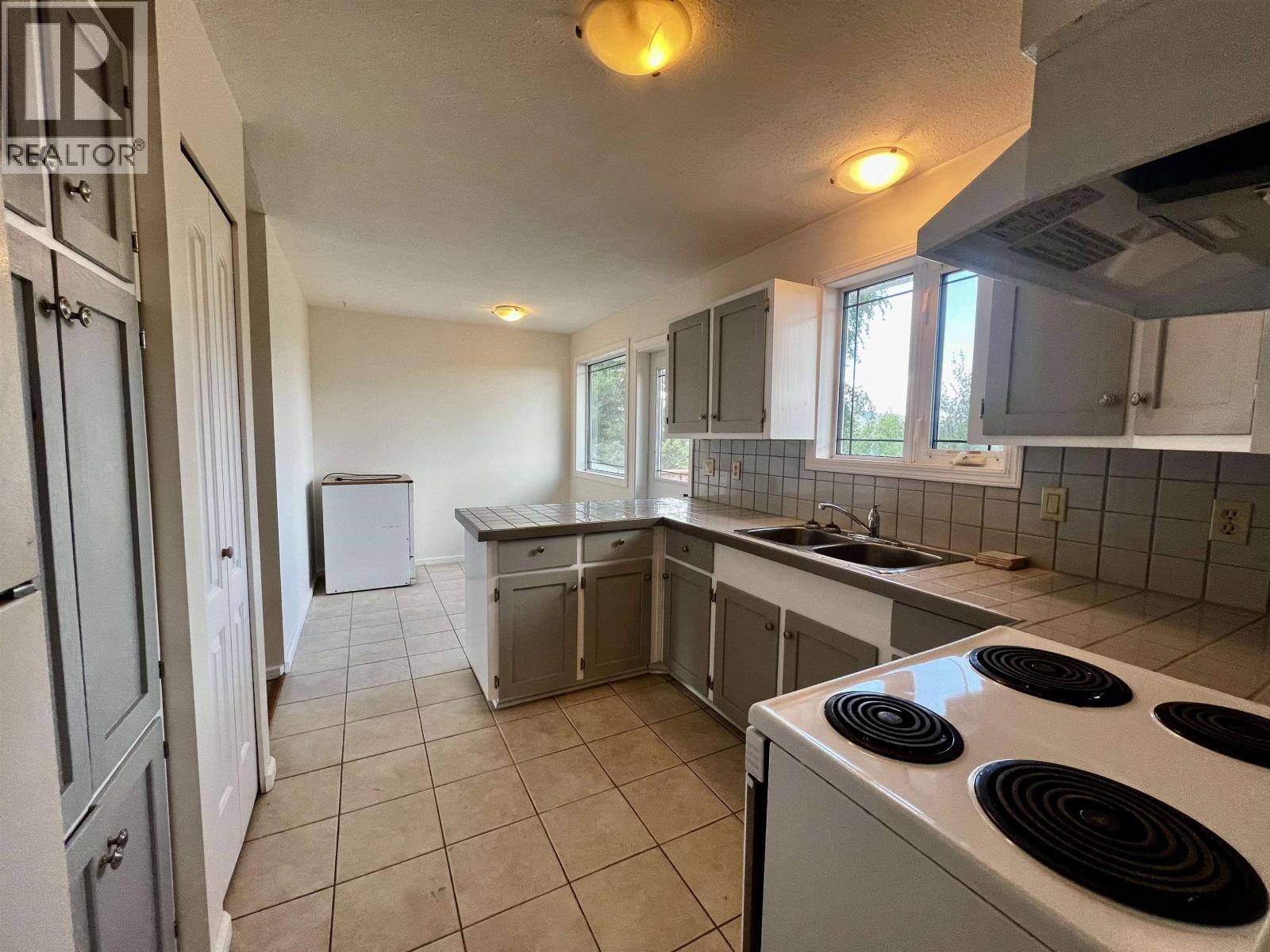 525 Tunasa Drive, Fraser Lake, BC - Indoor Photo Showing Kitchen With Double Sink