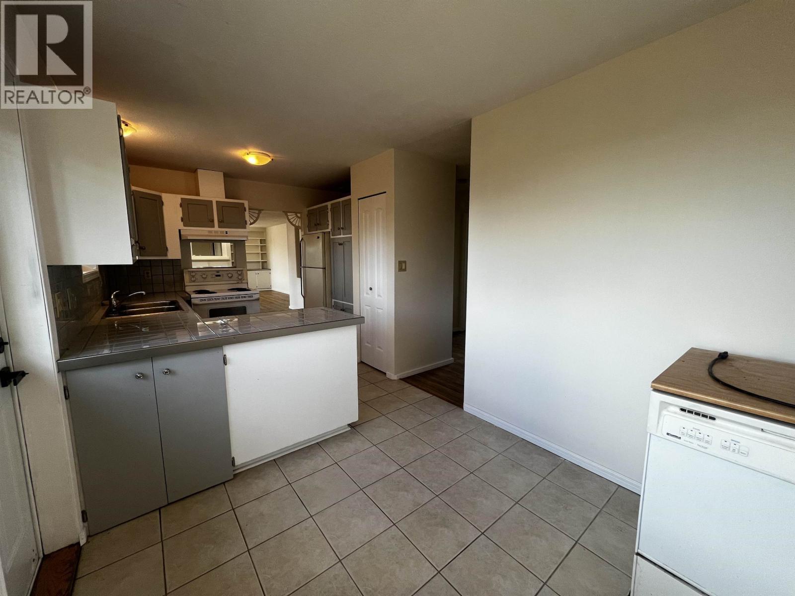 525 Tunasa Drive, Fraser Lake, BC - Indoor Photo Showing Kitchen