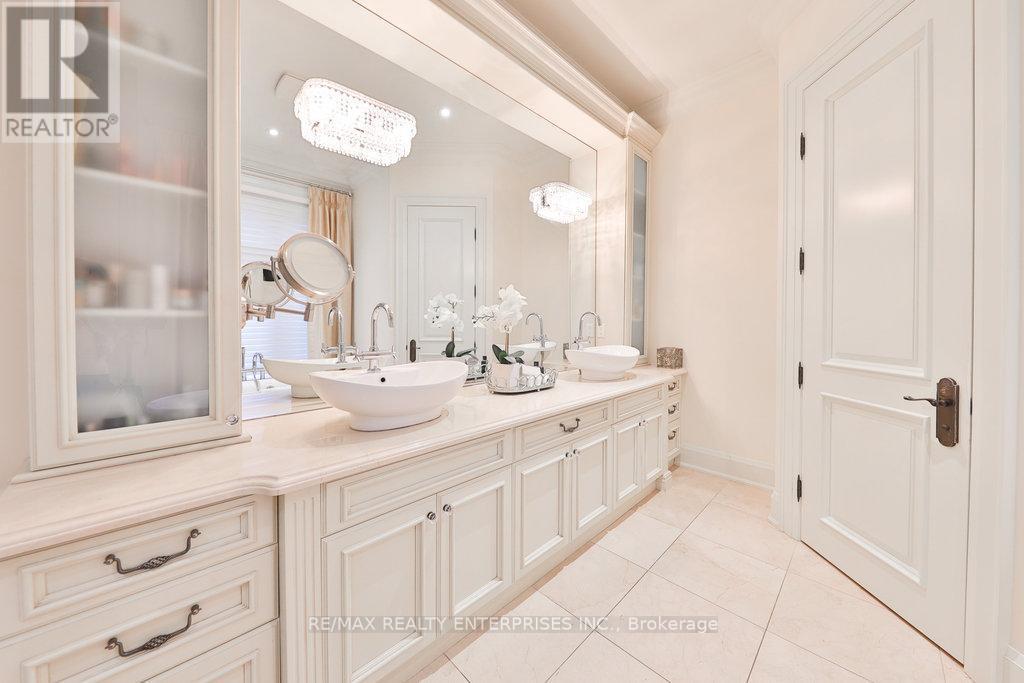 5047 Lakeshore Road, Burlington, ON - Indoor Photo Showing Bathroom
