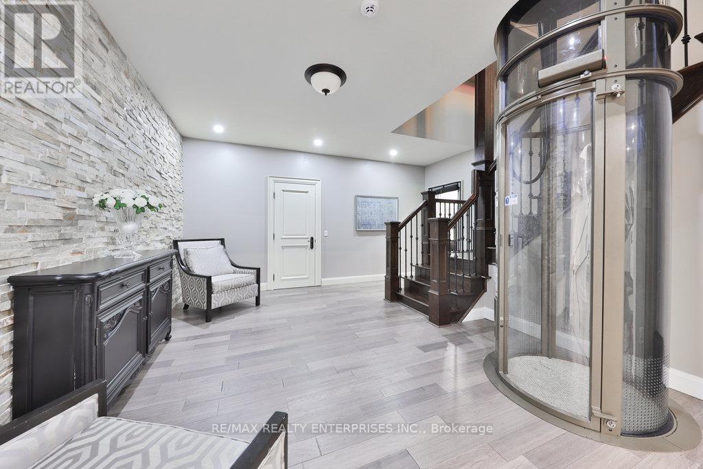 5047 Lakeshore Road, Burlington, ON - Indoor